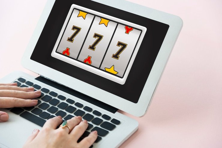 Dasbor multi-kategori efekjitu menampilkan slot, sepak bola, dan dealer langsung